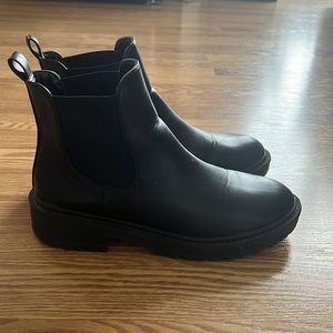 Black Leather Chelsea Boots Women’s Size 10. Regular worn, but Good condition.